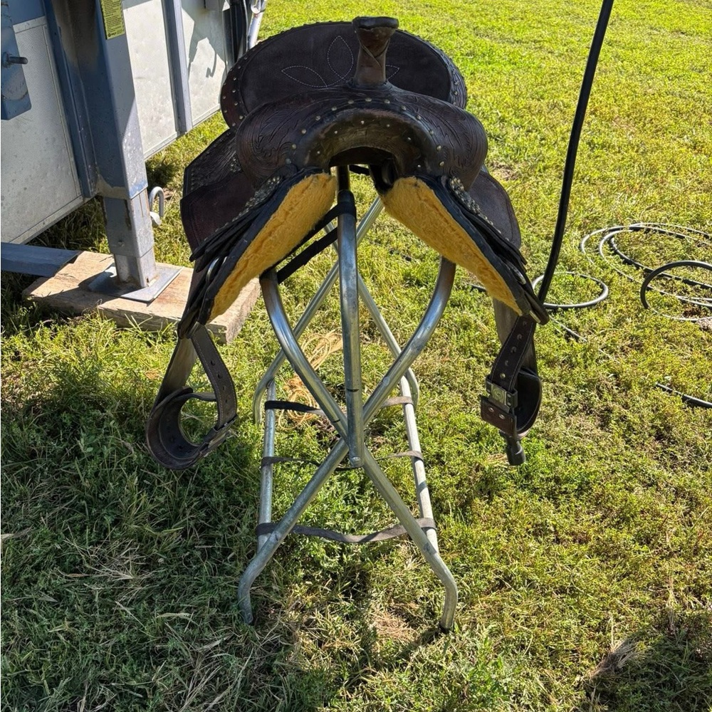 Elegant Brown Saddle